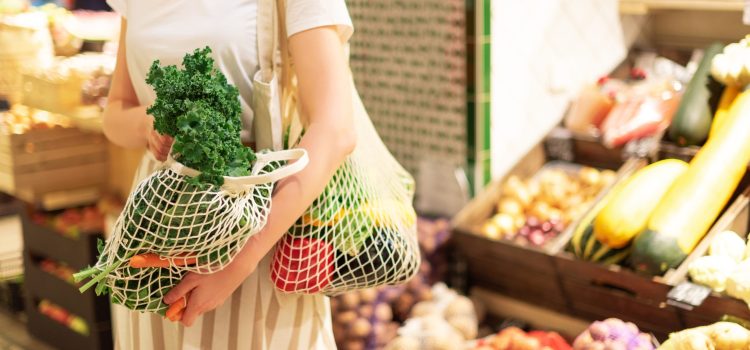 Danske supermarkeder halter bagud på den stadigt mere klimabevidste befolkning.